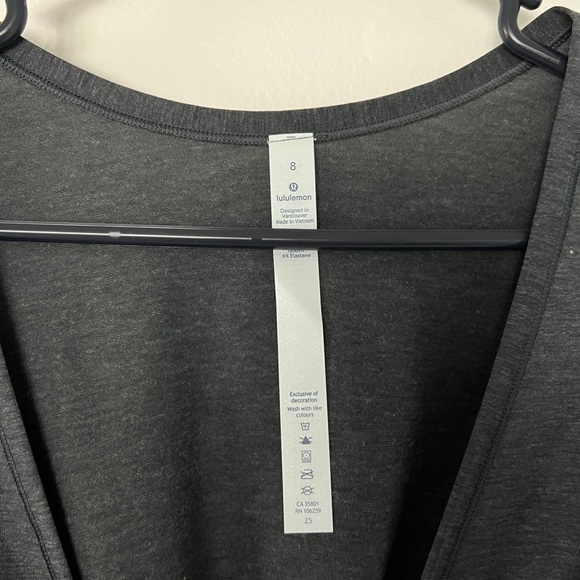 Lululemon Reversable Wrap Crop Top in Charcoal, size 8 - Picture 4 of 6